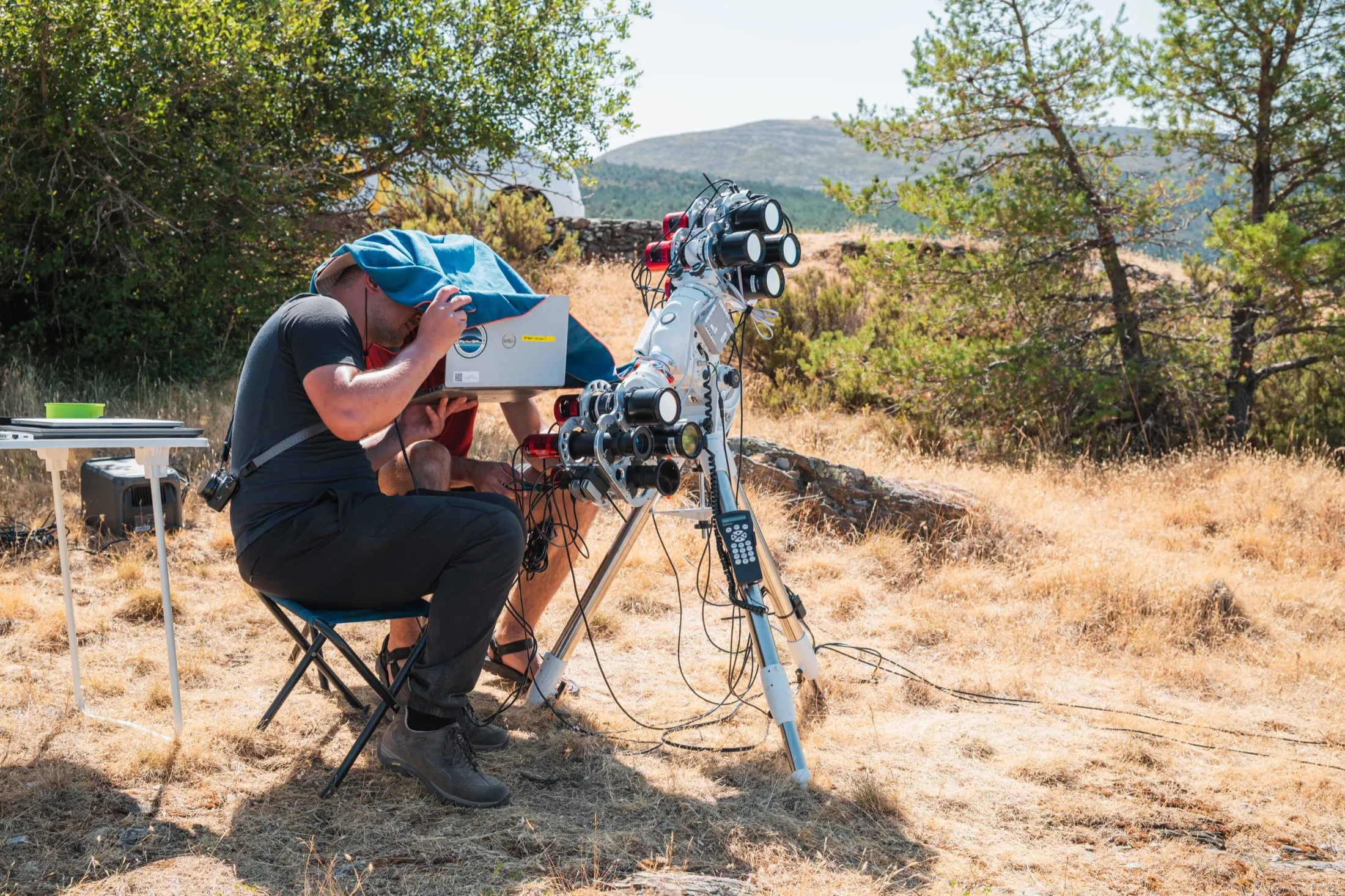 Complex multi-telescope rig on the Pico Trigaza ridge